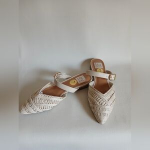 DV by Dolce Vita Women's Ivory Woven Flats Sz7M Adjustable Gold Buckle Pointed